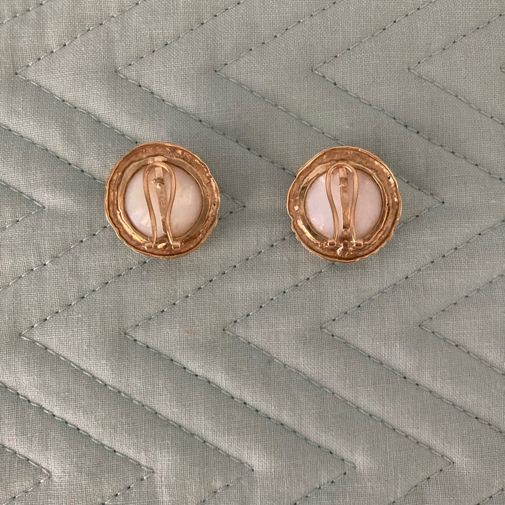 14k gold Mabe pearl earrings - Picture 3 of 8